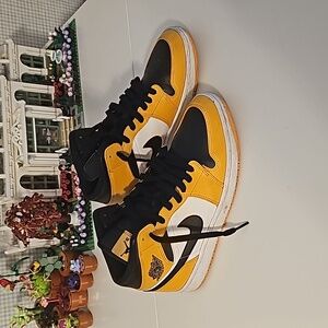Nike Air Jordan 1 Retro, yellow and black